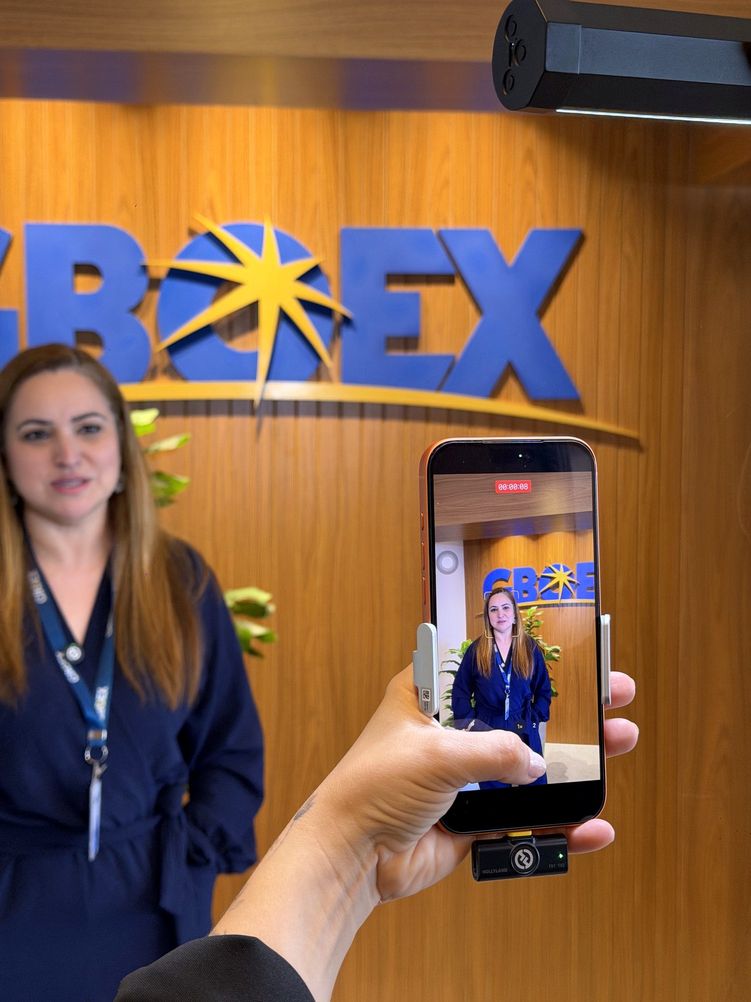 Gravação de vídeo dentro do cliente, com celular em rig e microfone de lapela