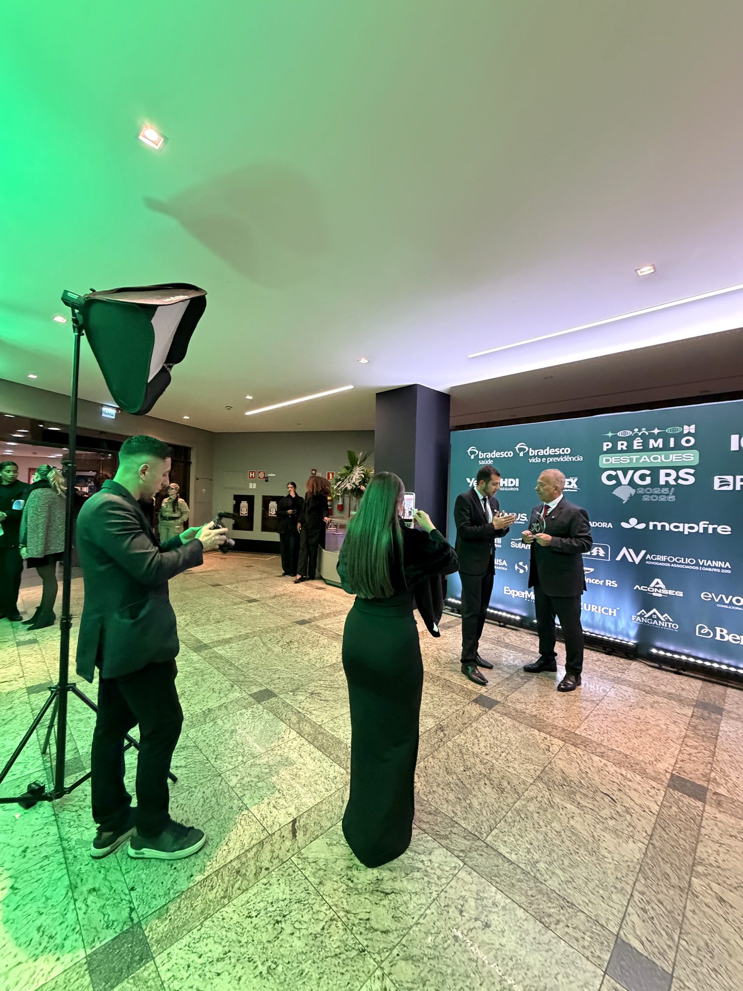 Equipe da Conectados cobrindo a premiação do setor segurador com iluminação própria